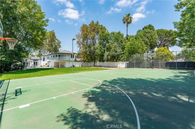 22904 Calvert Street, Woodland Hills, CA 91367