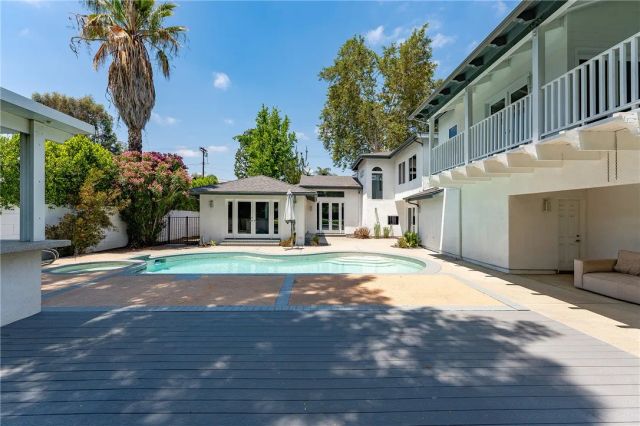 22904 Calvert Street, Woodland Hills, CA 91367