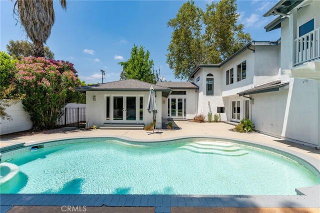 22904 Calvert Street, Woodland Hills, CA 91367