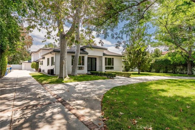 22904 Calvert Street, Woodland Hills, CA 91367