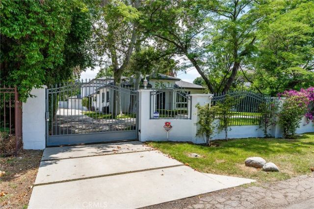 22904 Calvert Street, Woodland Hills, CA 91367
