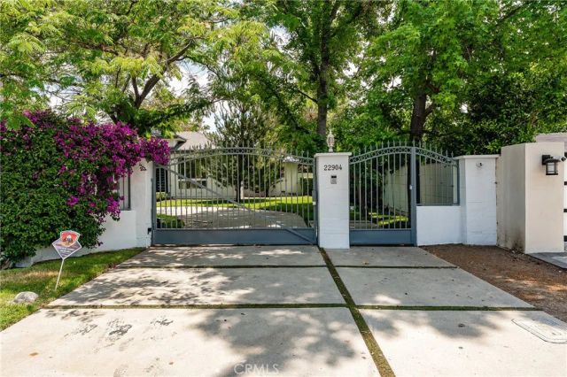 22904 Calvert Street, Woodland Hills, CA 91367