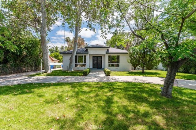 22904 Calvert Street, Woodland Hills, CA 91367