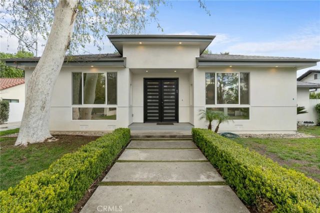 22904 Calvert Street, Woodland Hills, CA 91367