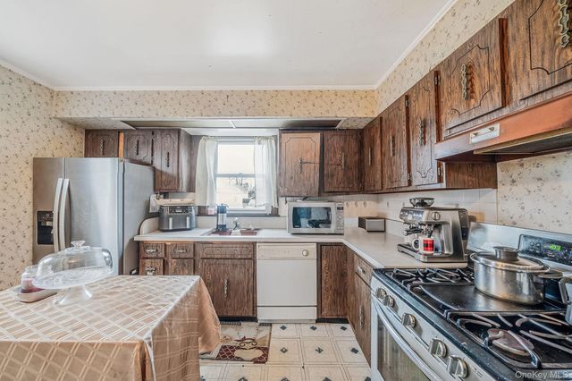 12 Edna Court, Valley Stream, NY 11580