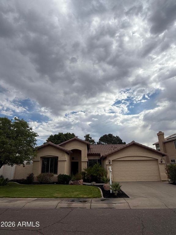 312 W ANGELA Drive, Phoenix, AZ 85023