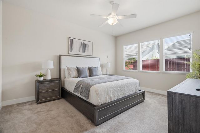 2466 Paramount Ln, Manteca, CA 95337