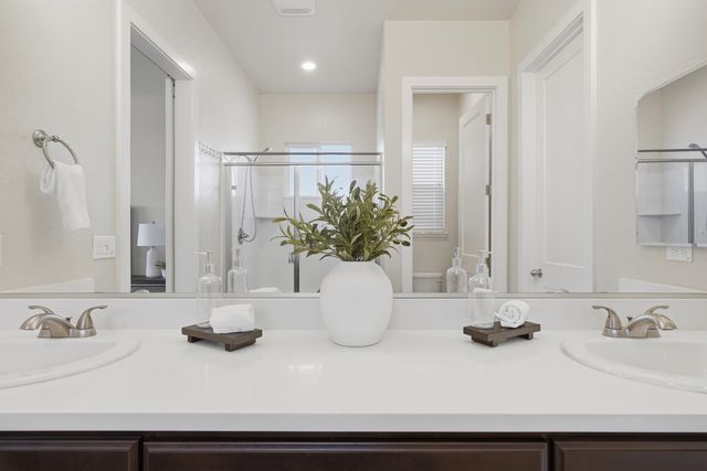 2466 Paramount Ln, Manteca, CA 95337
