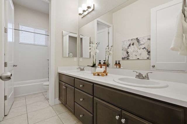 2466 Paramount Ln, Manteca, CA 95337