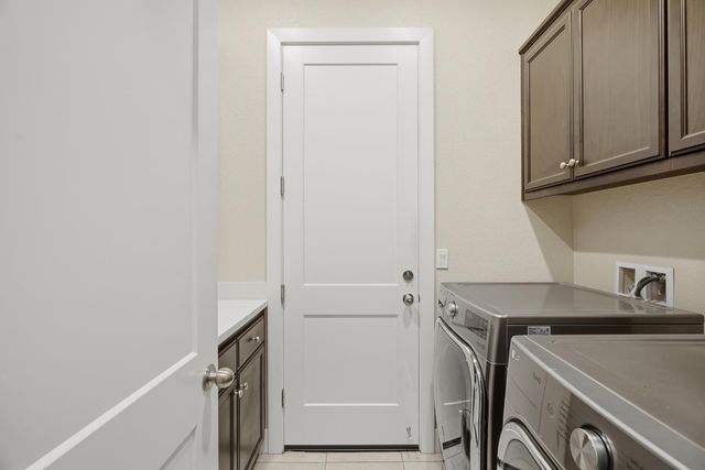 2466 Paramount Ln, Manteca, CA 95337