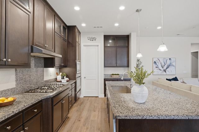 2466 Paramount Ln, Manteca, CA 95337
