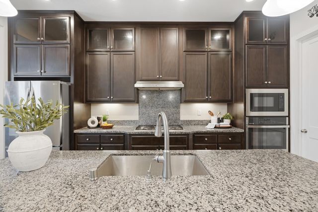2466 Paramount Ln, Manteca, CA 95337
