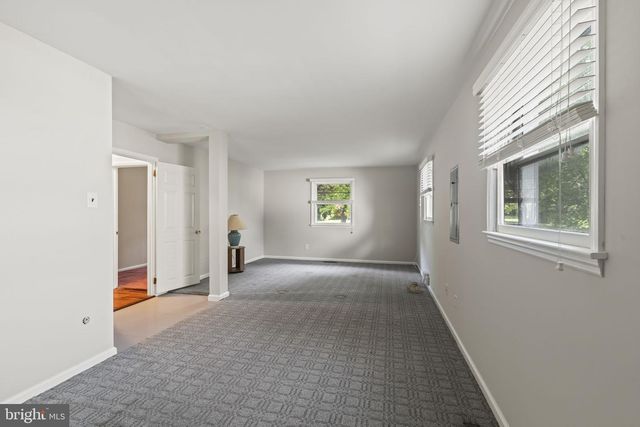 621 S FORKLANDING RD, Maple Shade, NJ 08052