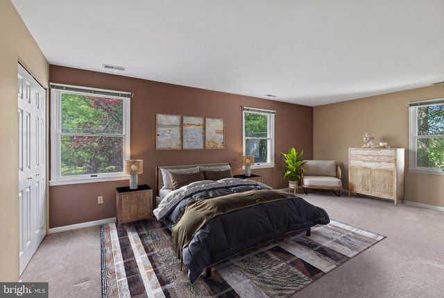 621 S FORKLANDING RD, Maple Shade, NJ 08052