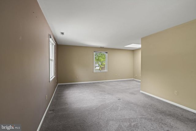 621 S FORKLANDING RD, Maple Shade, NJ 08052