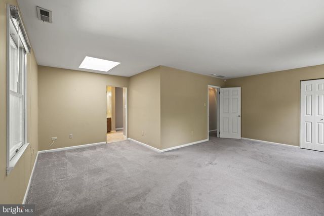 621 S FORKLANDING RD, Maple Shade, NJ 08052