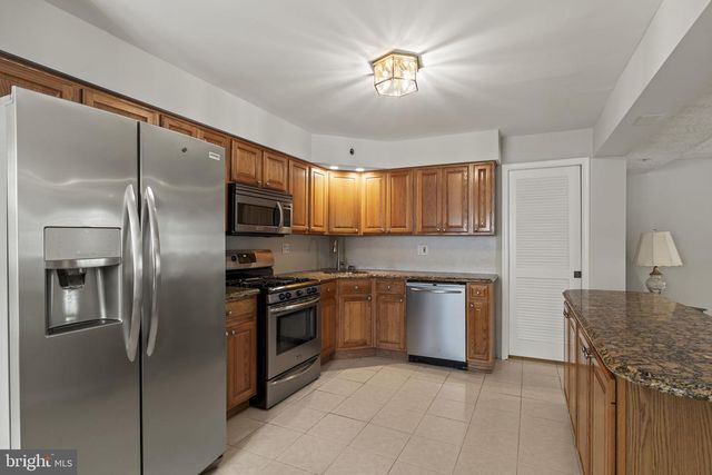 621 S FORKLANDING RD, Maple Shade, NJ 08052