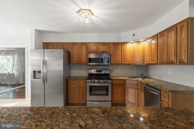 621 S FORKLANDING RD, Maple Shade, NJ 08052