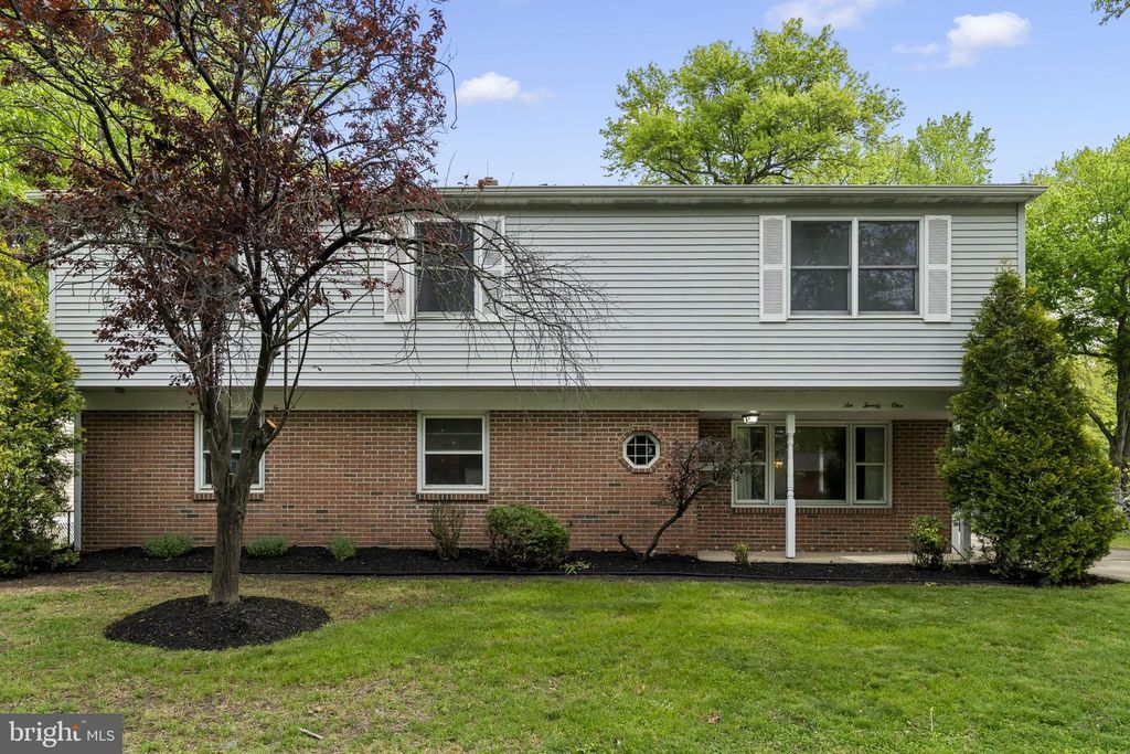 621 S FORKLANDING RD, Maple Shade, NJ 08052