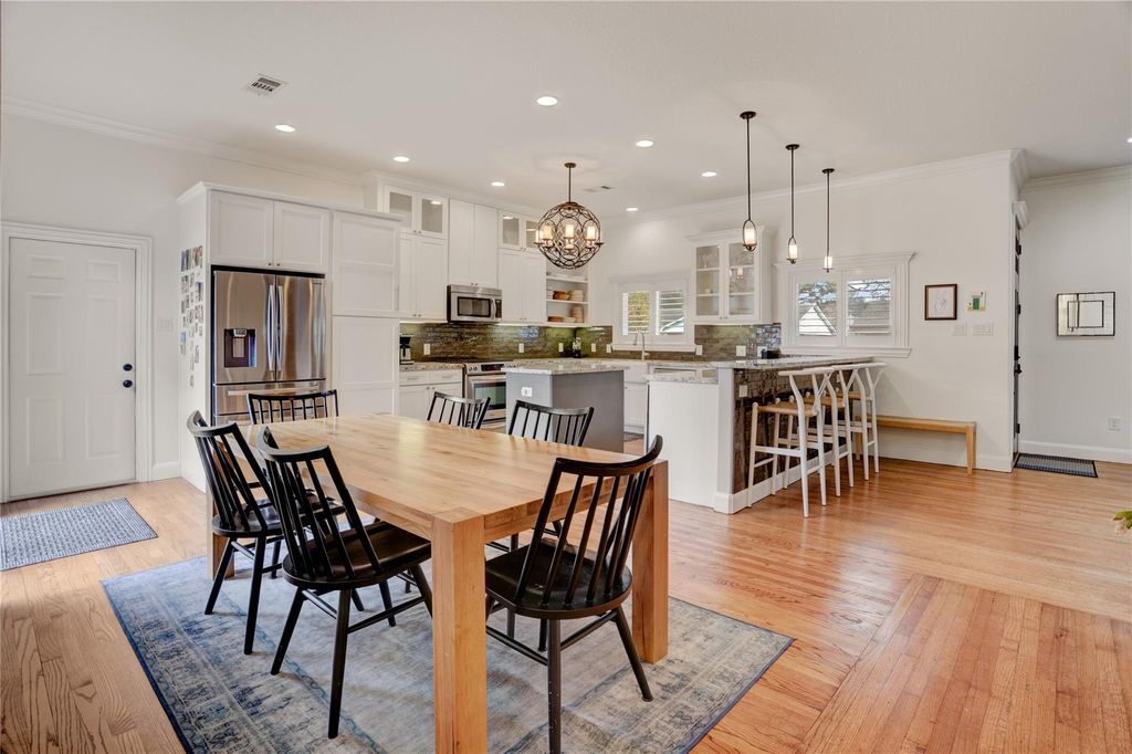Image 10 of property listing at 2418 Lazybrook Drive, Houston, TX 77008