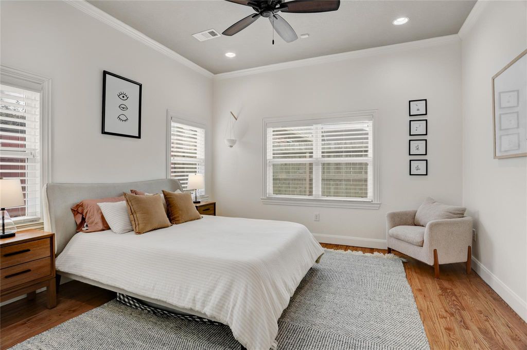 Image 11 of property listing at 2418 Lazybrook Drive, Houston, TX 77008