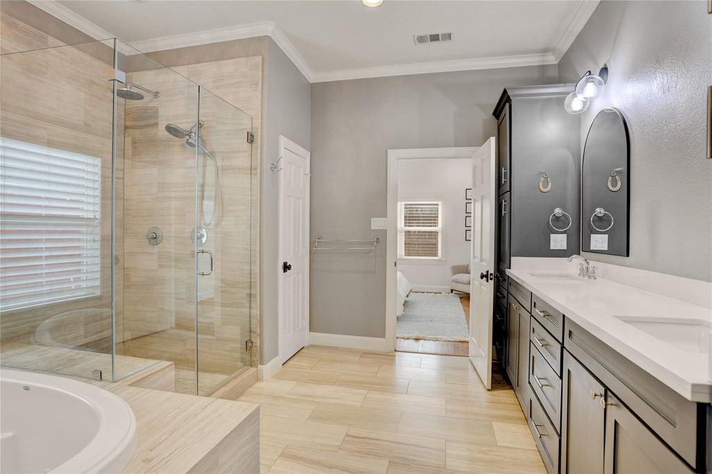 Image 12 of property listing at 2418 Lazybrook Drive, Houston, TX 77008