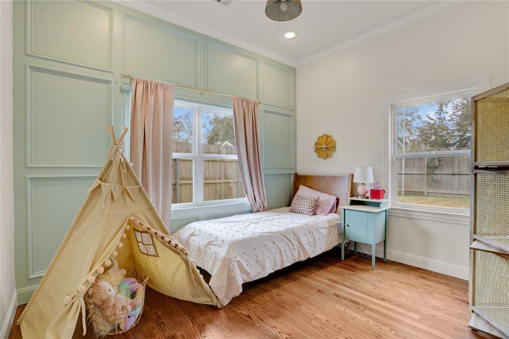 Image 15 of property listing at 2418 Lazybrook Drive, Houston, TX 77008