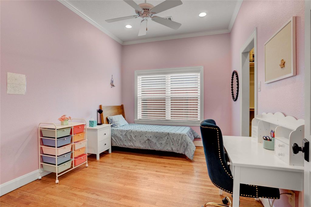 Image 16 of property listing at 2418 Lazybrook Drive, Houston, TX 77008
