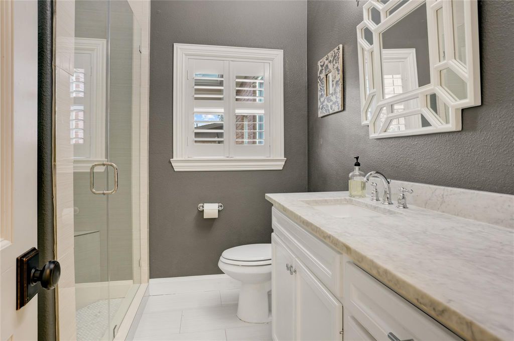 Image 17 of property listing at 2418 Lazybrook Drive, Houston, TX 77008