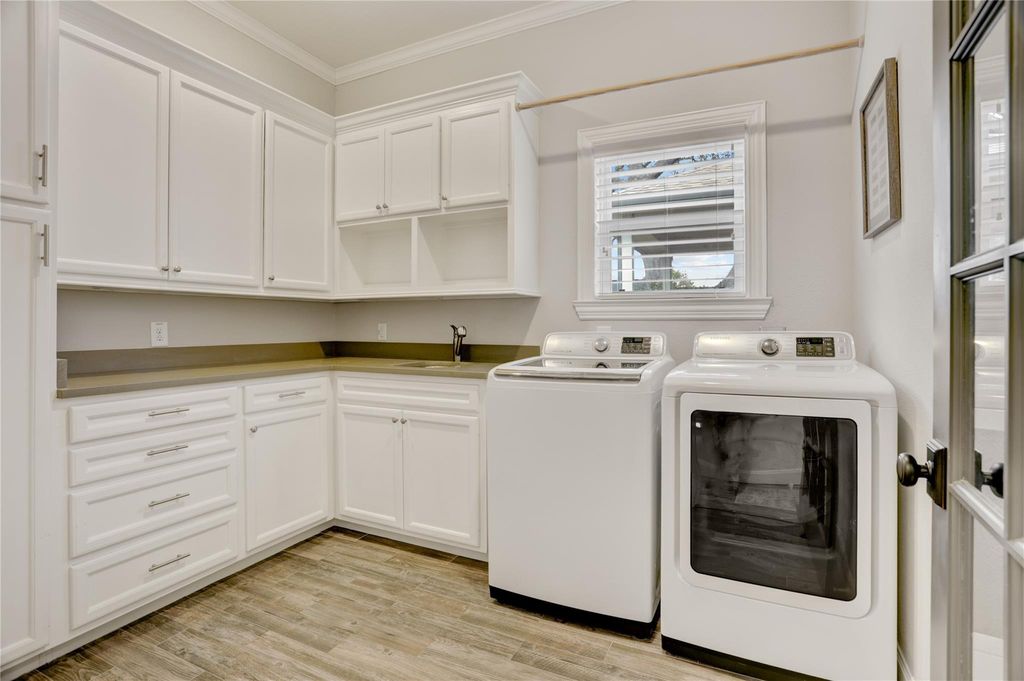 Image 18 of property listing at 2418 Lazybrook Drive, Houston, TX 77008