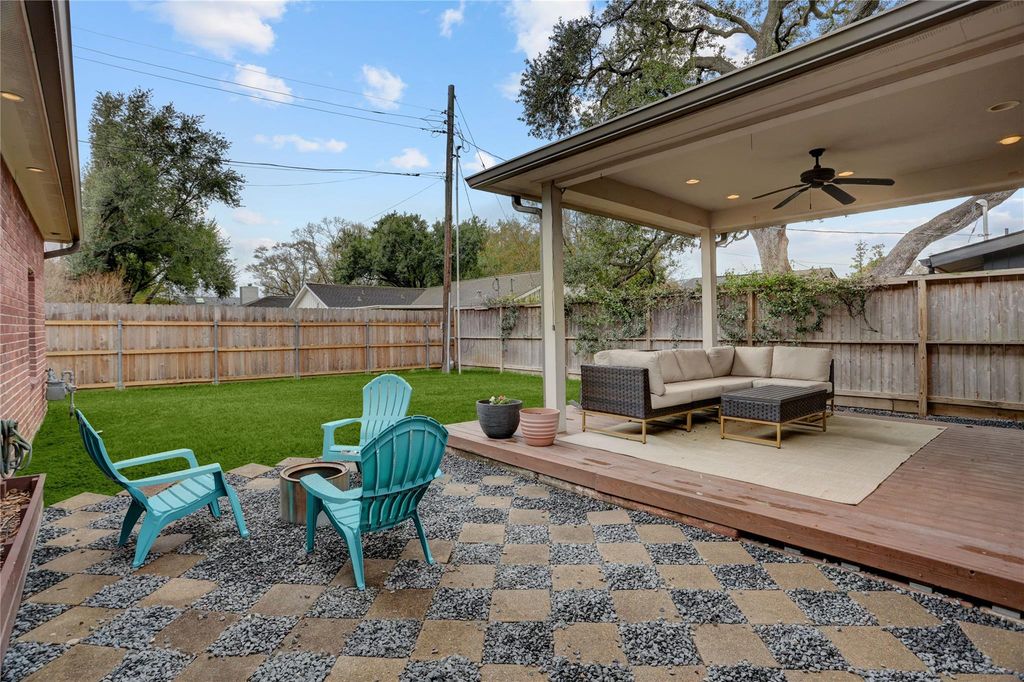 Image 19 of property listing at 2418 Lazybrook Drive, Houston, TX 77008