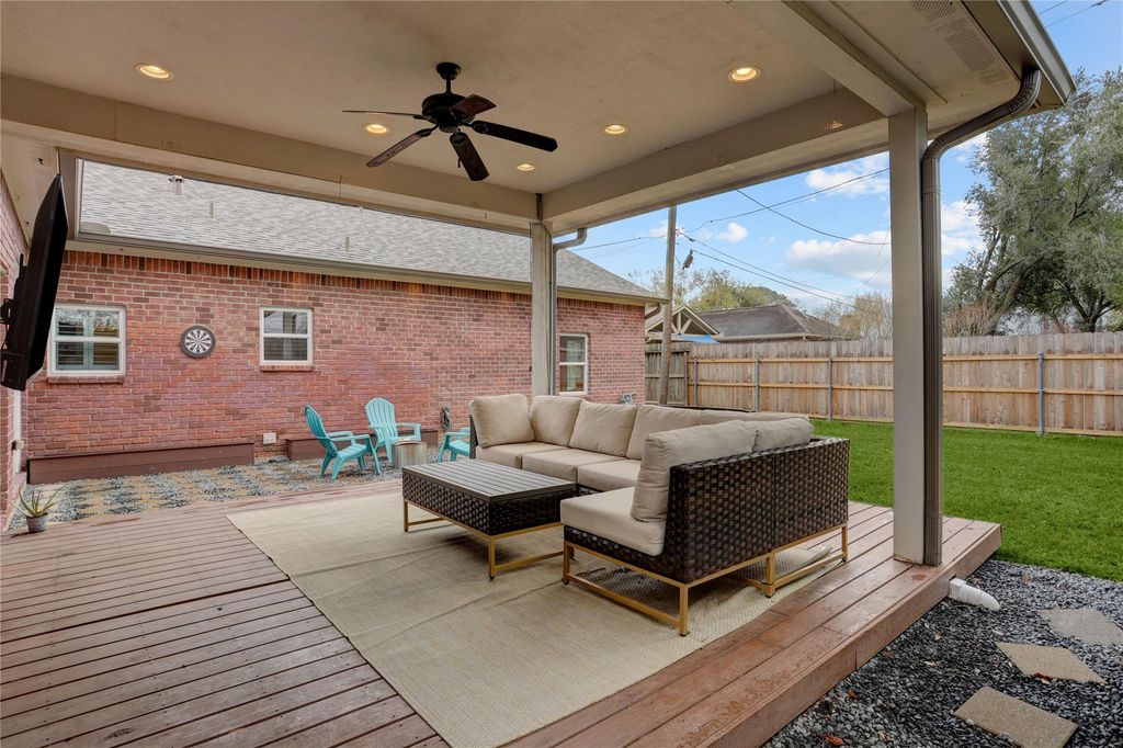 Image 20 of property listing at 2418 Lazybrook Drive, Houston, TX 77008