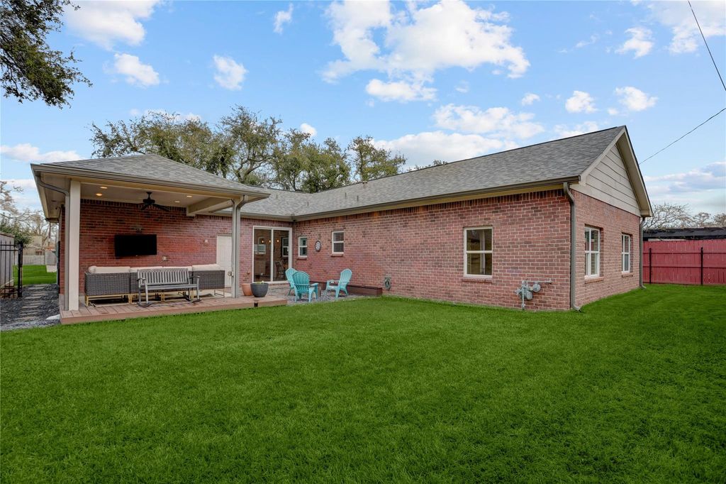 Image 21 of property listing at 2418 Lazybrook Drive, Houston, TX 77008