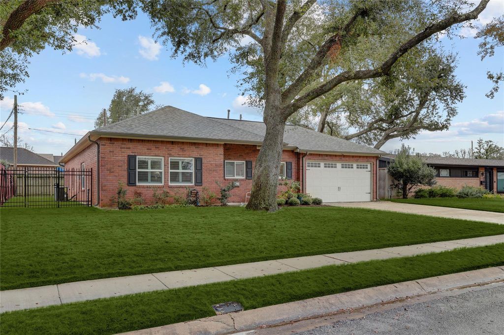 Image 22 of property listing at 2418 Lazybrook Drive, Houston, TX 77008