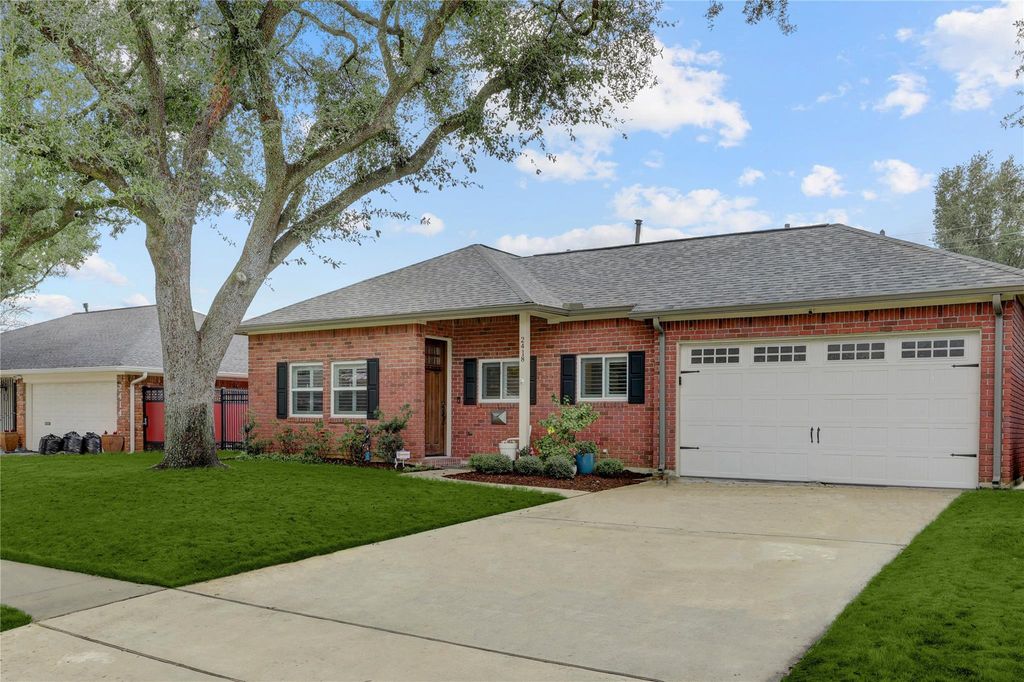 Image 3 of property listing at 2418 Lazybrook Drive, Houston, TX 77008