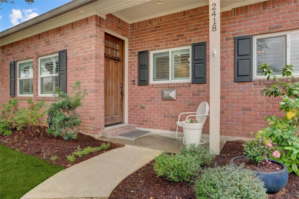 Image 4 of property listing at 2418 Lazybrook Drive, Houston, TX 77008