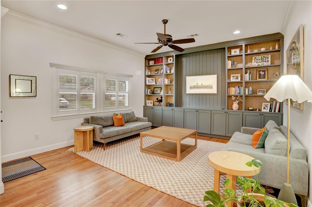 Image 5 of property listing at 2418 Lazybrook Drive, Houston, TX 77008