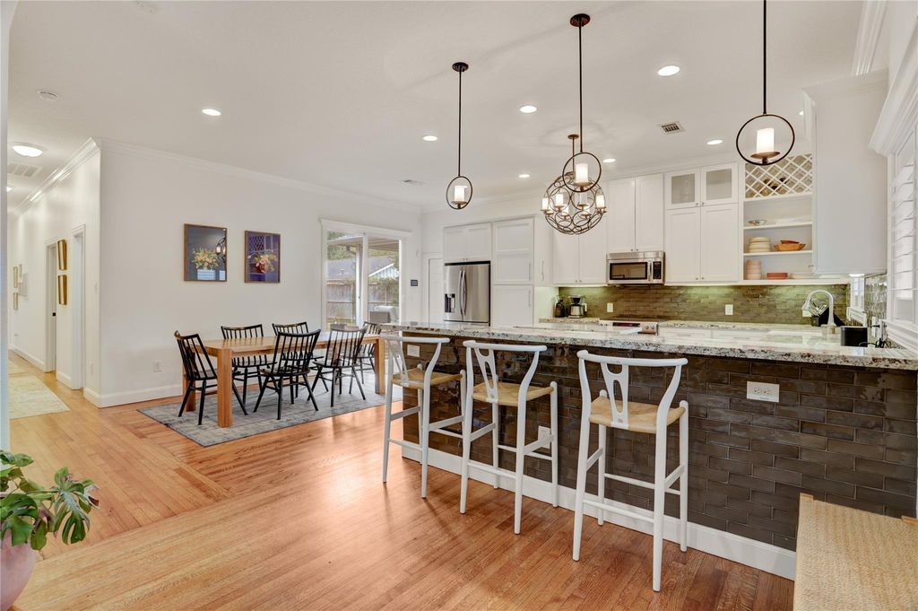 Image 6 of property listing at 2418 Lazybrook Drive, Houston, TX 77008