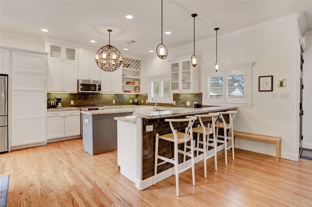 Image 7 of property listing at 2418 Lazybrook Drive, Houston, TX 77008