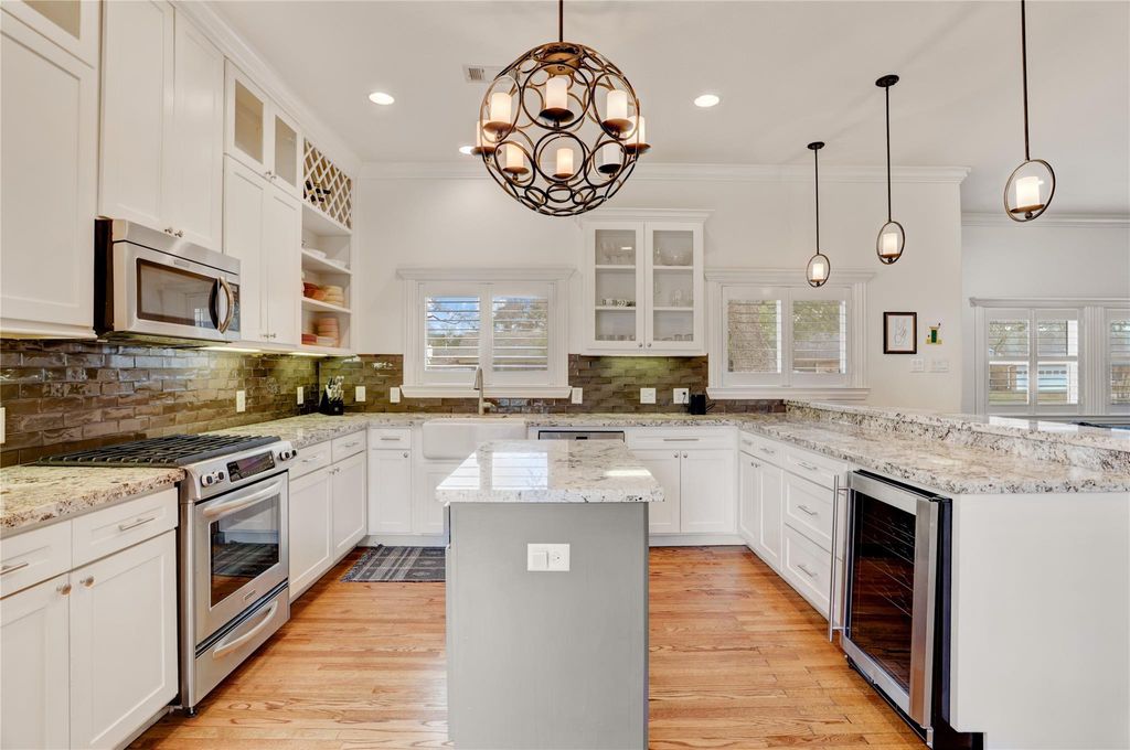 Image 8 of property listing at 2418 Lazybrook Drive, Houston, TX 77008