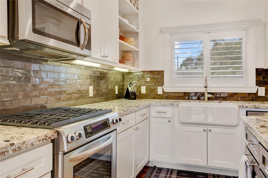 Image 9 of property listing at 2418 Lazybrook Drive, Houston, TX 77008