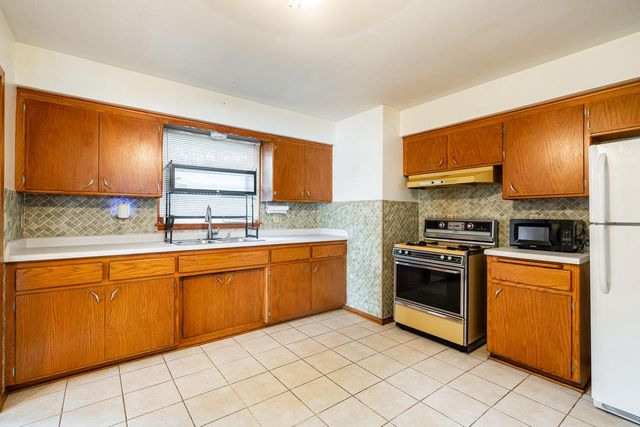 8625 W Petersik STREET, Milwaukee, WI 53224