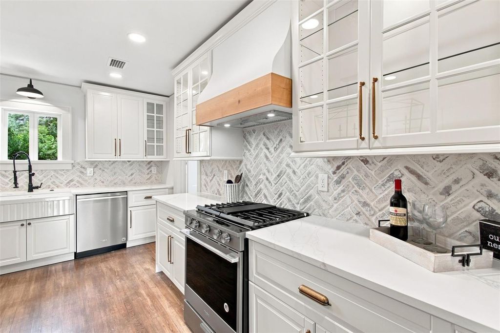 Image 19 of property listing at 315 W HILDA STREET, Tampa, FL 33603