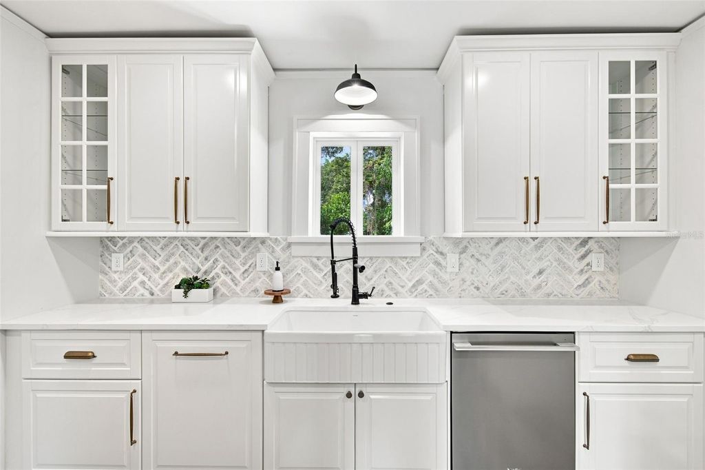 Image 21 of property listing at 315 W HILDA STREET, Tampa, FL 33603