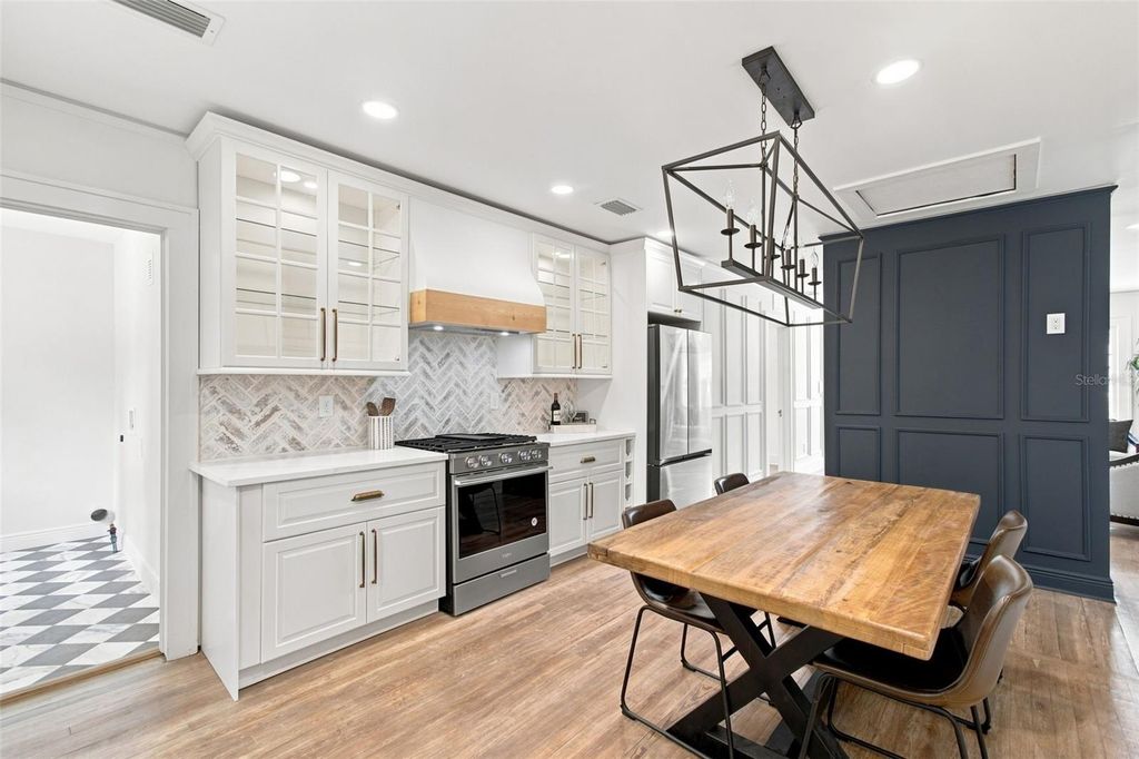 Image 22 of property listing at 315 W HILDA STREET, Tampa, FL 33603
