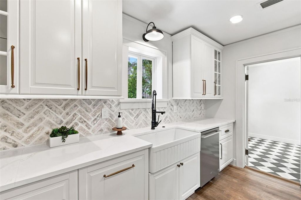 Image 23 of property listing at 315 W HILDA STREET, Tampa, FL 33603