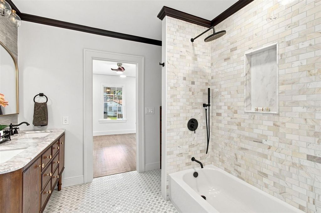 Image 45 of property listing at 315 W HILDA STREET, Tampa, FL 33603
