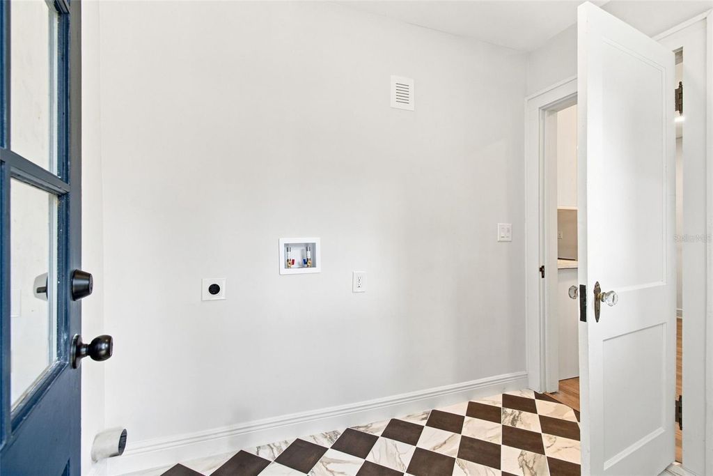 Image 10 of property listing at 315 W HILDA STREET, Tampa, FL 33603