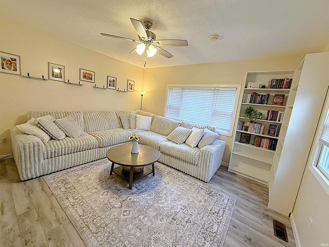 220 N 11th Street, Elwood, IN 46036