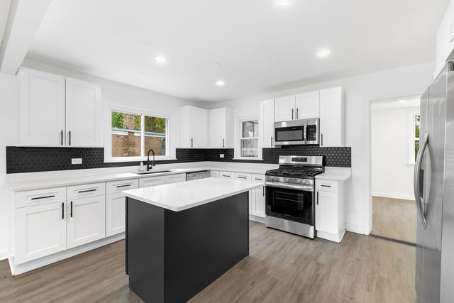 6754 S 78th Avenue, Bridgeview, IL 60455